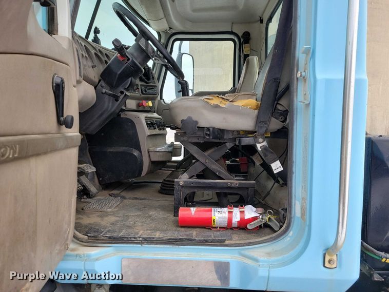 image for item NO9830 2005 Mack CXN613 semi truck