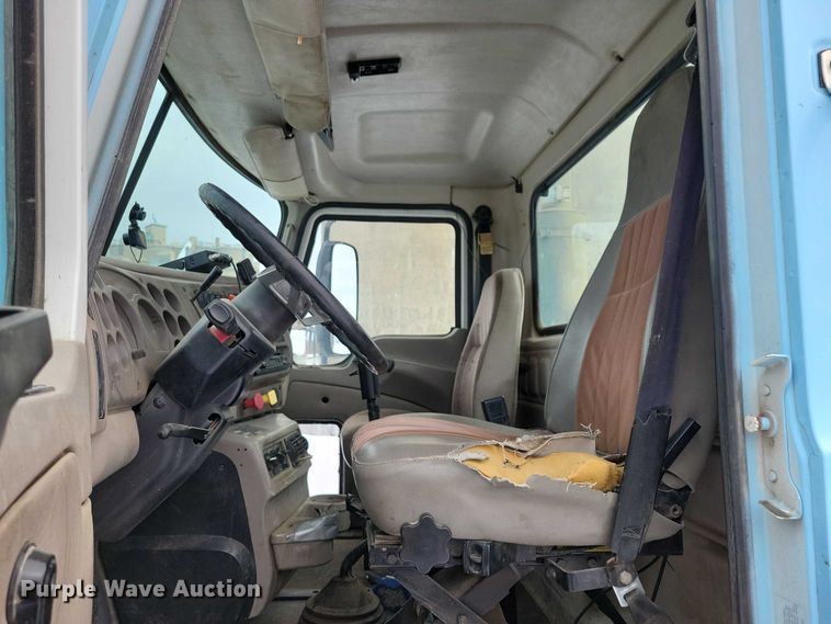 image for item NO9830 2005 Mack CXN613 semi truck