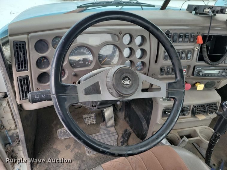 image for item NO9830 2005 Mack CXN613 semi truck