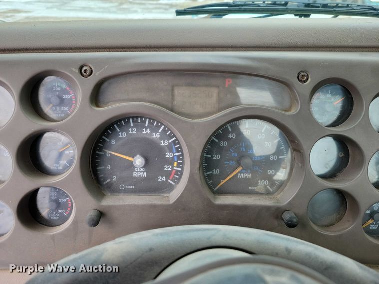 image for item NO9830 2005 Mack CXN613 semi truck