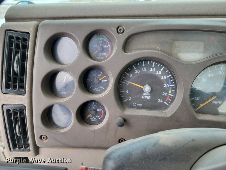 image for item NO9830 2005 Mack CXN613 semi truck