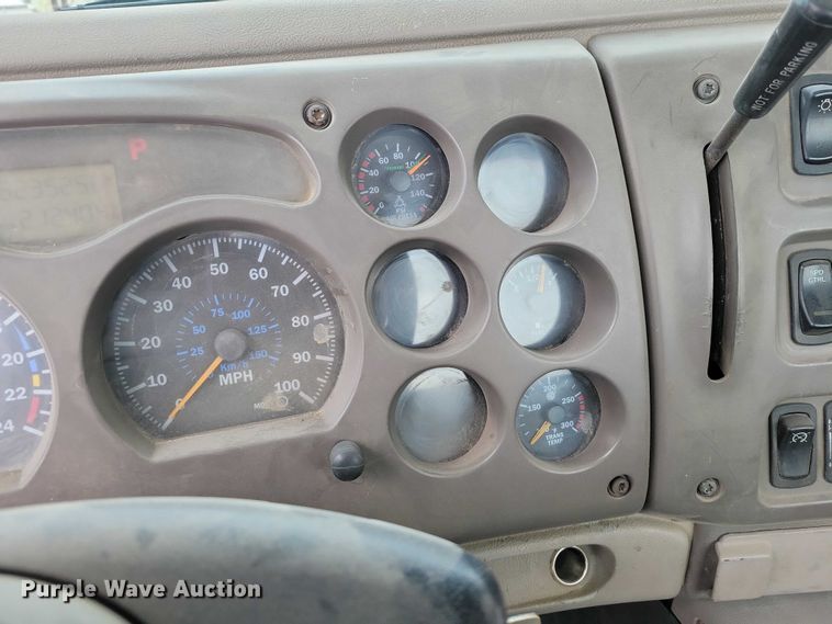 image for item NO9830 2005 Mack CXN613 semi truck