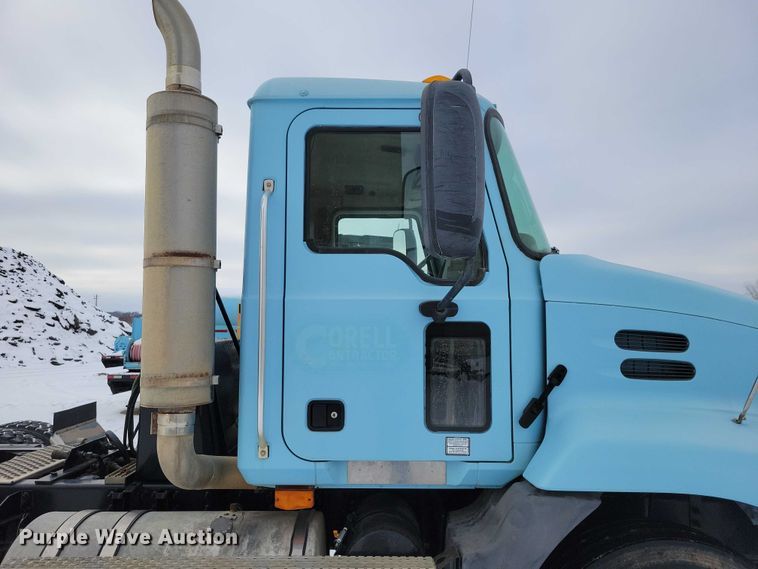 image for item NO9830 2005 Mack CXN613 semi truck