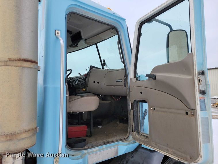 image for item NO9830 2005 Mack CXN613 semi truck