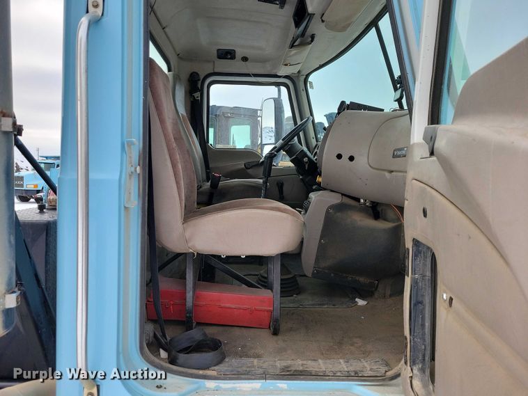 image for item NO9830 2005 Mack CXN613 semi truck