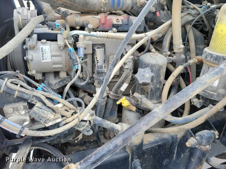 image for item NO9830 2005 Mack CXN613 semi truck