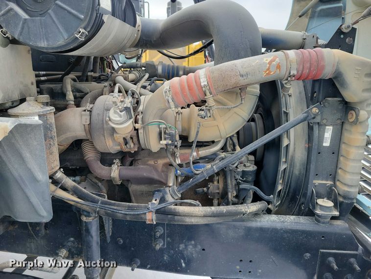 image for item NO9830 2005 Mack CXN613 semi truck