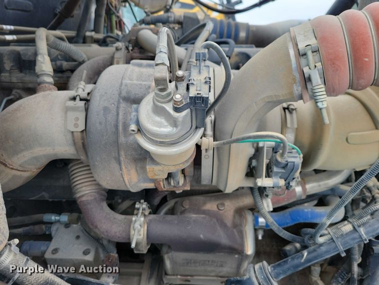 image for item NO9830 2005 Mack CXN613 semi truck