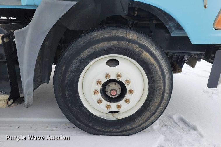 image for item NO9830 2005 Mack CXN613 semi truck