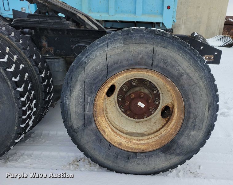 image for item NO9830 2005 Mack CXN613 semi truck