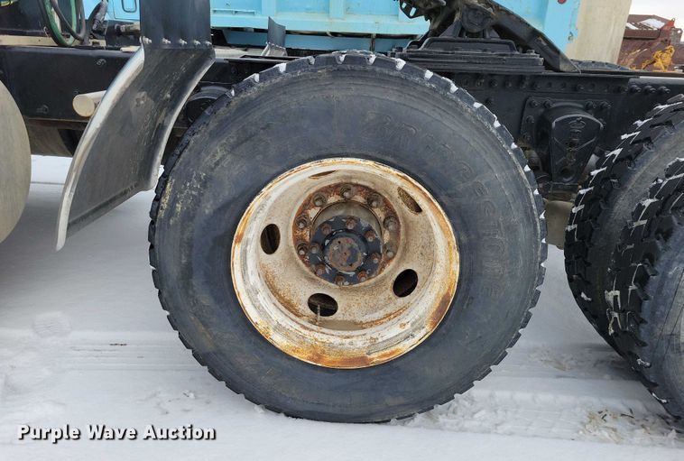 image for item NO9830 2005 Mack CXN613 semi truck