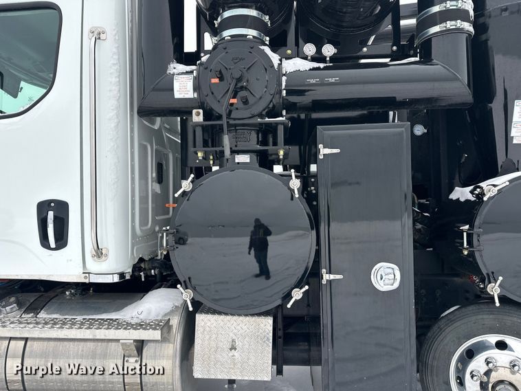 image for item YA1625 2024 Western Star 47X hydrovac truck