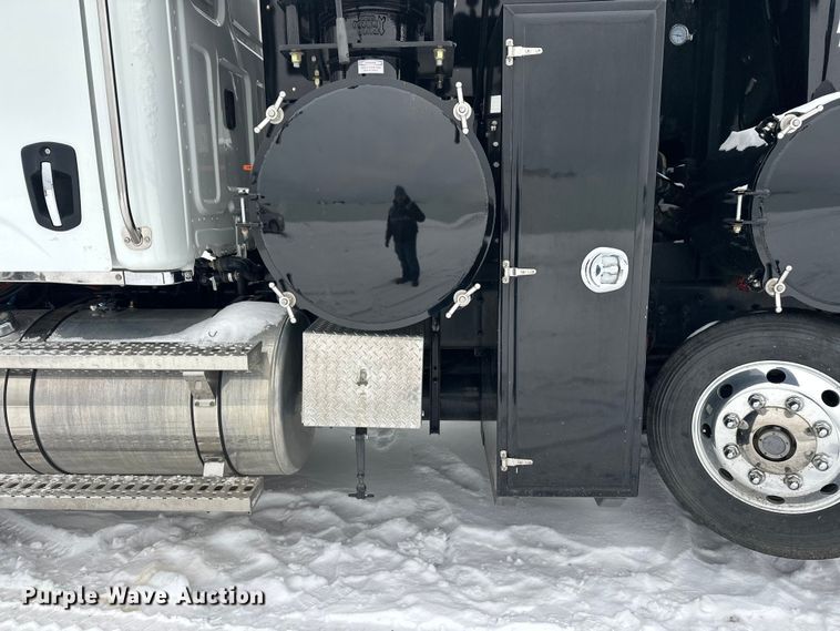 image for item YA1625 2024 Western Star 47X hydrovac truck
