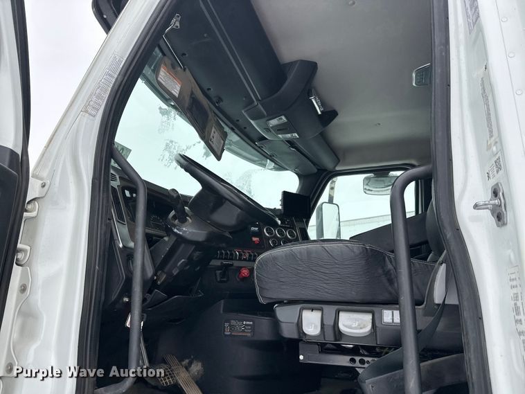 image for item YA1625 2024 Western Star 47X hydrovac truck