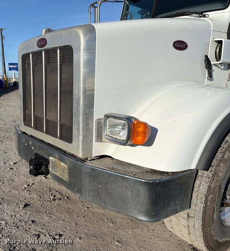 image for item YA1640 2014 Peterbilt 365 crane truck