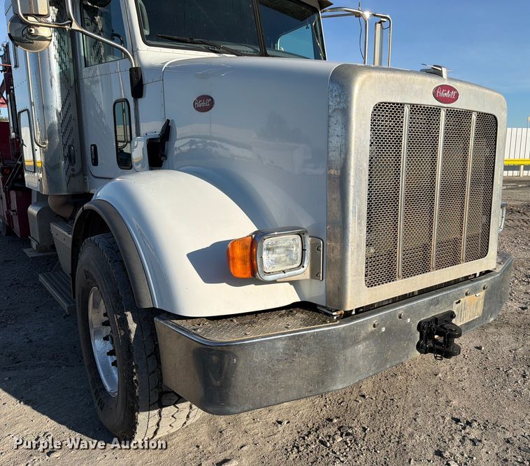 image for item YA1640 2014 Peterbilt 365 crane truck