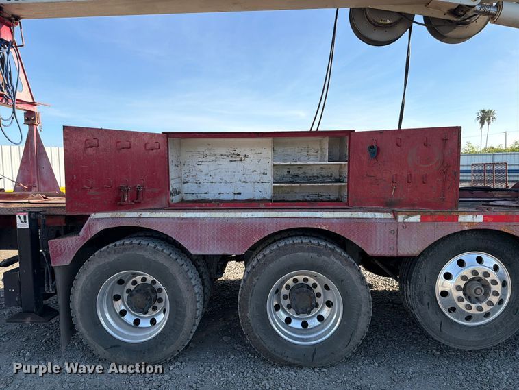 image for item YA1640 2014 Peterbilt 365 crane truck