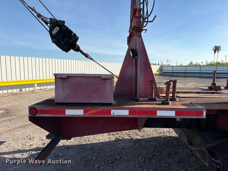 image for item YA1640 2014 Peterbilt 365 crane truck