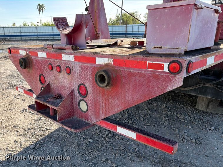 image for item YA1640 2014 Peterbilt 365 crane truck