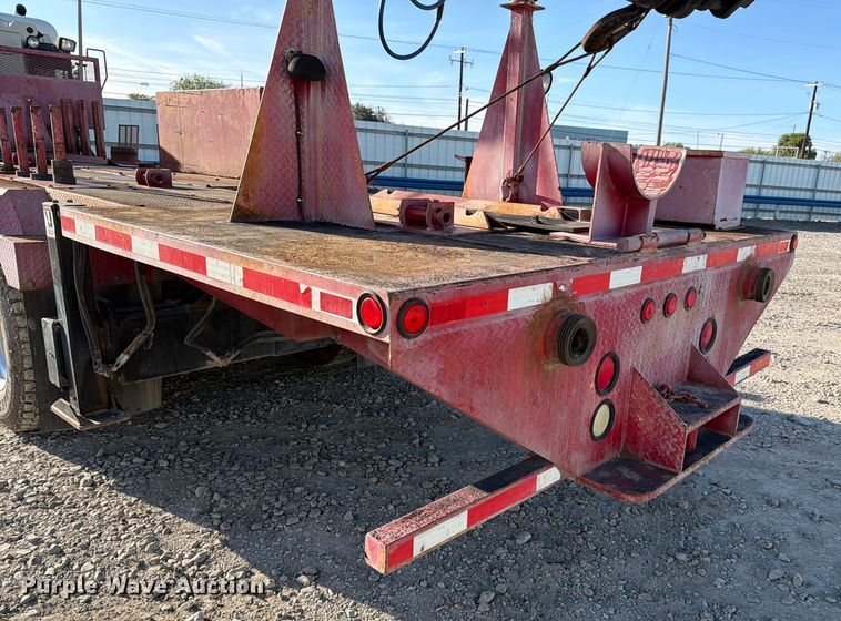 image for item YA1640 2014 Peterbilt 365 crane truck