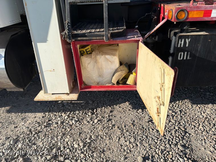 image for item YA1640 2014 Peterbilt 365 crane truck