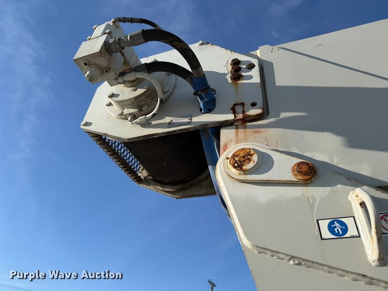 image for item YA1640 2014 Peterbilt 365 crane truck