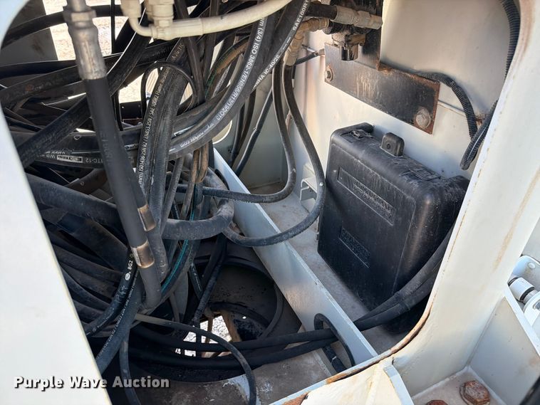 image for item YA1640 2014 Peterbilt 365 crane truck