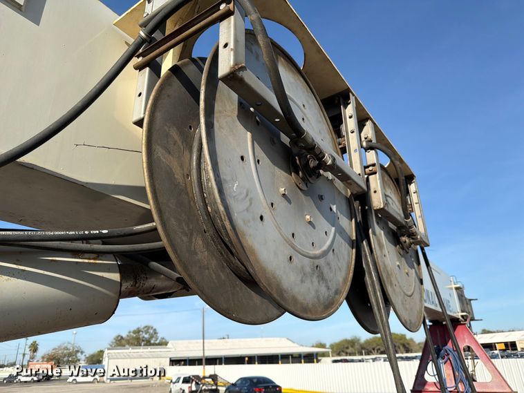 image for item YA1640 2014 Peterbilt 365 crane truck