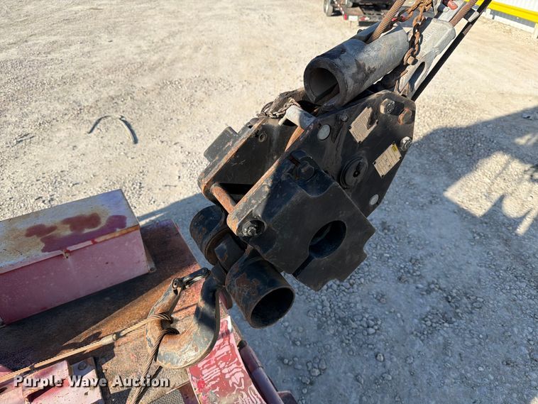 image for item YA1640 2014 Peterbilt 365 crane truck