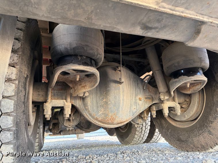 image for item YA1640 2014 Peterbilt 365 crane truck