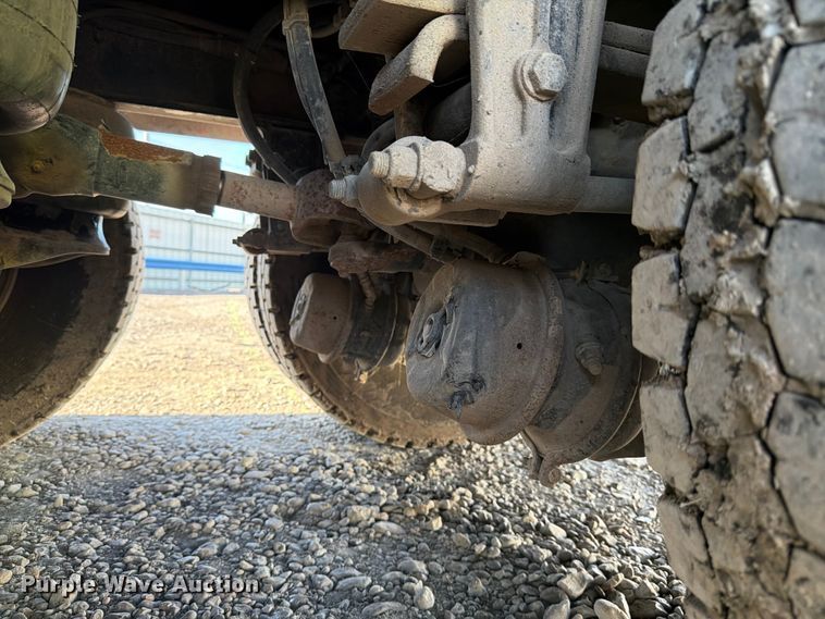 image for item YA1640 2014 Peterbilt 365 crane truck