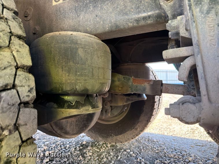 image for item YA1640 2014 Peterbilt 365 crane truck