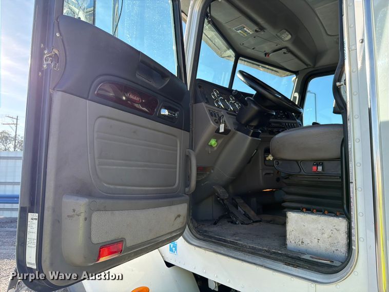 image for item YA1640 2014 Peterbilt 365 crane truck