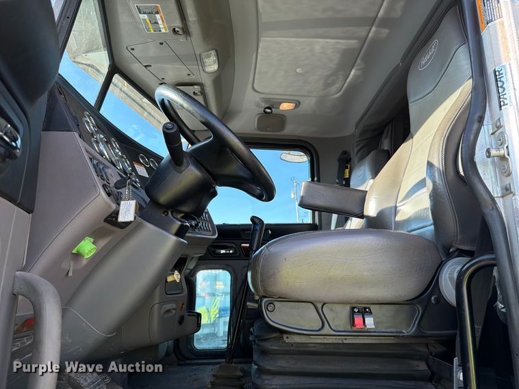 image for item YA1640 2014 Peterbilt 365 crane truck