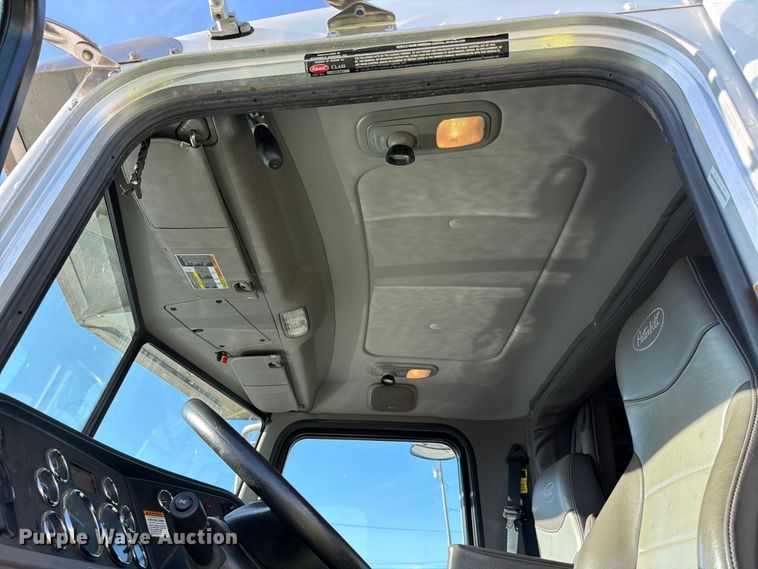 image for item YA1640 2014 Peterbilt 365 crane truck