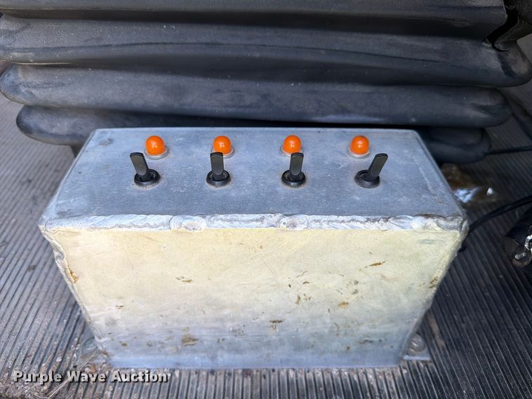 image for item YA1640 2014 Peterbilt 365 crane truck