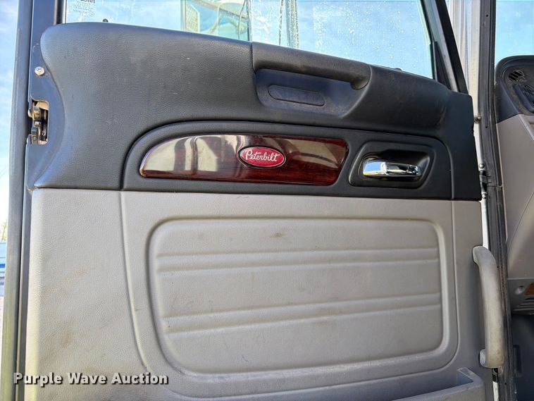 image for item YA1640 2014 Peterbilt 365 crane truck