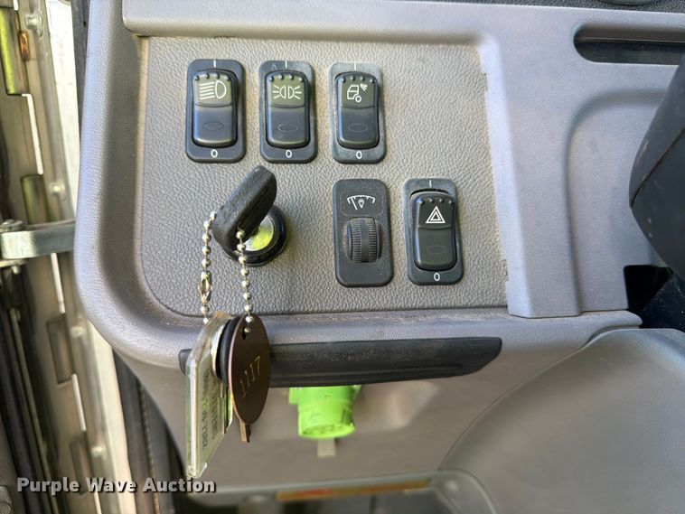 image for item YA1640 2014 Peterbilt 365 crane truck