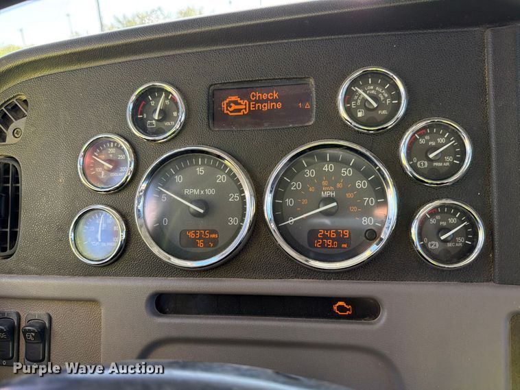 image for item YA1640 2014 Peterbilt 365 crane truck