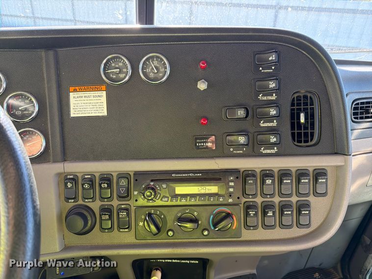 image for item YA1640 2014 Peterbilt 365 crane truck