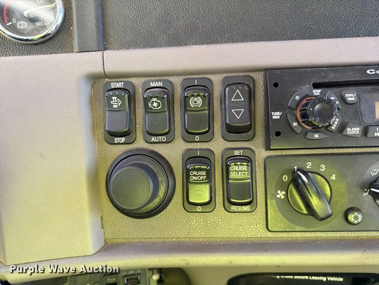 image for item YA1640 2014 Peterbilt 365 crane truck