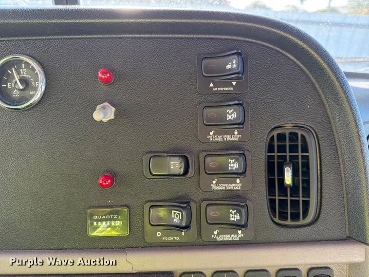 image for item YA1640 2014 Peterbilt 365 crane truck