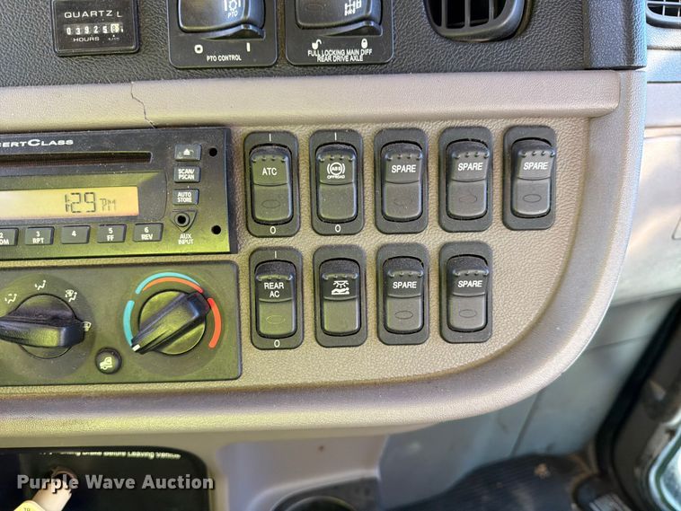 image for item YA1640 2014 Peterbilt 365 crane truck