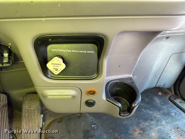 image for item YA1640 2014 Peterbilt 365 crane truck