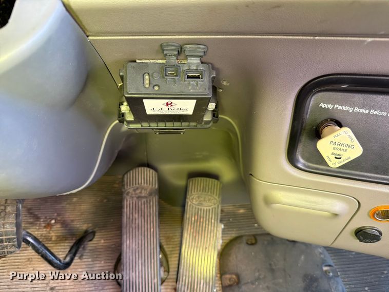 image for item YA1640 2014 Peterbilt 365 crane truck