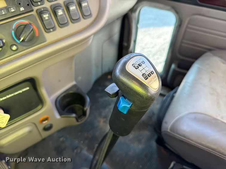 image for item YA1640 2014 Peterbilt 365 crane truck