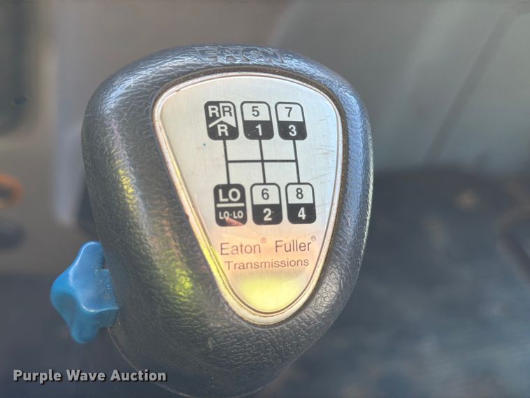 image for item YA1640 2014 Peterbilt 365 crane truck