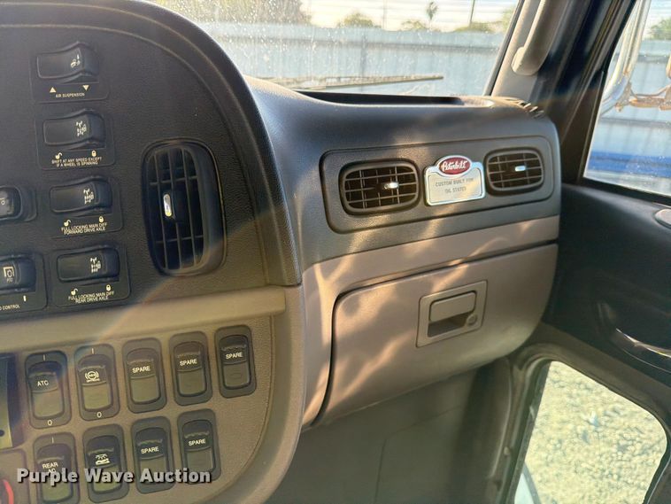 image for item YA1640 2014 Peterbilt 365 crane truck