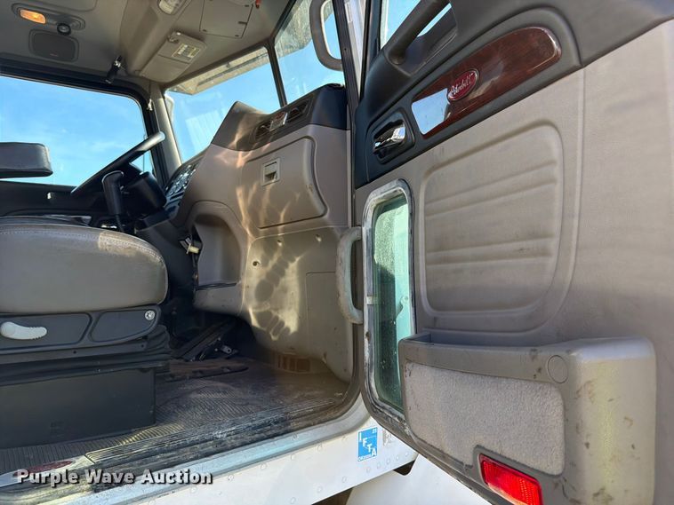 image for item YA1640 2014 Peterbilt 365 crane truck