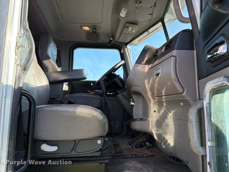 image for item YA1640 2014 Peterbilt 365 crane truck